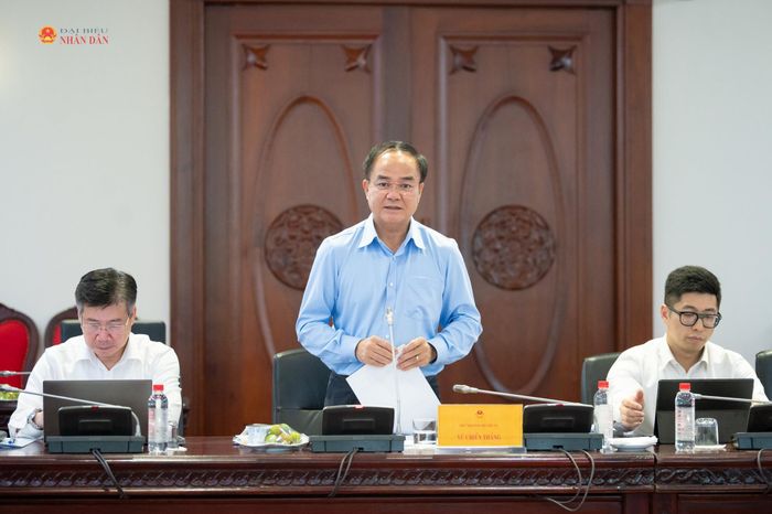 Thứ trưởng Bộ Nội vụ Vũ Chiến Thắng trình bày tờ trình của Chính phủ