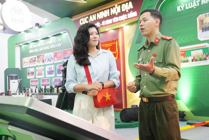 Sau khi được lắng nghe phần giới thiệu tại gian trưng bày của Cục An ninh nội địa, chị H. không giấu được sự thích thú. Chị chia sẻ, chuyến tham quan không gian triển lãm hôm nay đã để lại trong chị nhiều ấn tượng sâu sắc. Không chỉ được tìm hiểu về những chiến công, đóng góp thầm lặng của lực lượng An ninh nhân dân qua các thời kỳ, chị còn đặc biệt ấn tượng với những mô hình, thiết bị và ứng dụng công nghệ hiện đại đang được lực lượng Công an nghiên cứu, triển khai nhằm phục vụ công tác bảo vệ an ninh quốc gia và giữ gìn cuộc sống bình yên cho nhân dân.
