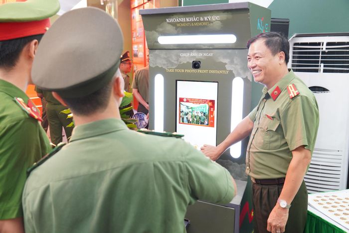 Những bức ảnh được in ngay sau khi bấm máy trở thành món quà lưu niệm đặc biệt, thể hiện sự chu đáo và sáng tạo của lực lượng An ninh nội địa trong công tác phục vụ nhân dân.
