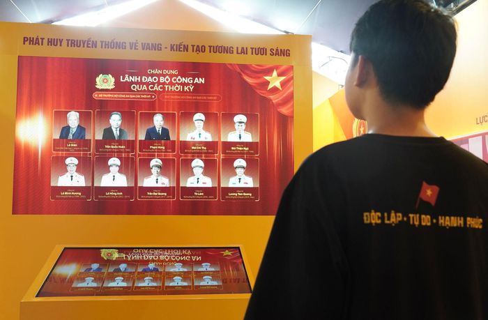Với nhiều người dân Thủ đô, đây không chỉ là dịp tìm hiểu thêm về những chiến công thầm lặng của lực lượng An ninh nhân dân mà còn là cơ hội bày tỏ sự tri ân đối với những cán bộ, chiến sĩ đã và đang ngày đêm cống hiến vì sự bình yên của đất nước.