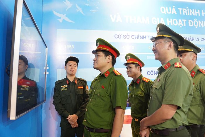 Cán bộ, chiến sĩ hào hứng thử tài qua phần hỏi đáp kiến thức về lực lượng gìn giữ hòa bình của Bộ Công an.