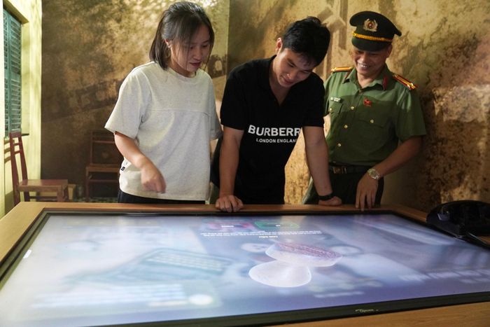 Bày tỏ mong muốn sẽ có thêm nhiều triển lãm ý nghĩa như vậy trong thời gian tới, em Tuấn cho biết bản thân đã học hỏi được rất nhiều điều sau chuyến tham quan. Không chỉ hiểu thêm về lịch sử vẻ vang, những chiến công thầm lặng của lực lượng An ninh nhân dân qua các thời kỳ, em còn có cơ hội tiếp cận những thành tựu khoa học, công nghệ hiện đại đang được ứng dụng trong công tác bảo đảm an ninh, trật tự. Theo em, đây là cách tuyên truyền trực quan, sinh động, giúp thế hệ trẻ thêm hiểu, thêm yêu và tự hào về lực lượng Công an nhân dân.