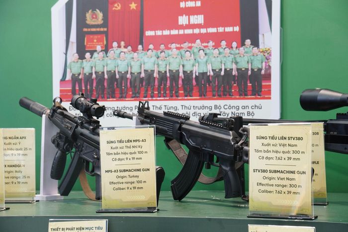 Không chỉ là không gian trưng bày những tư liệu, hình ảnh, hiện vật quý giá về chặng đường 80 năm xây dựng, chiến đấu và trưởng thành của lực lượng An ninh nhân dân, triển lãm còn mang đến hàng loạt trải nghiệm công nghệ hiện đại.