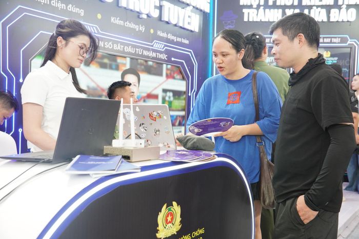 Những câu chuyện lịch sử được kể bằng hình ảnh, hiện vật kết hợp công nghệ trình chiếu hiện đại đã giúp người xem cảm nhận rõ hơn sự hy sinh, bản lĩnh và trí tuệ của lực lượng trên mặt trận bảo vệ an ninh quốc gia.