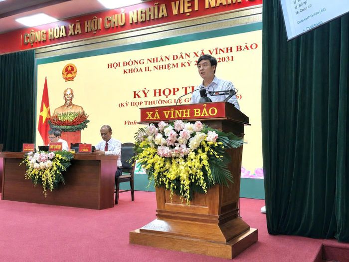 Trưởng phòng Xây dựng, Nông nghiệp và Môi trường Trần Trọng Vương trả lời chất vấn của đại biểu