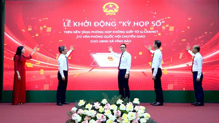 Ủy viên Ban Thường vụ Thành ủy, Phó Chủ tịch Thường trực HĐND thành phố Hải Phòng Đào Trọng Đức cùng các đại biểu ấn nút khởi động “Kỳ họp số”