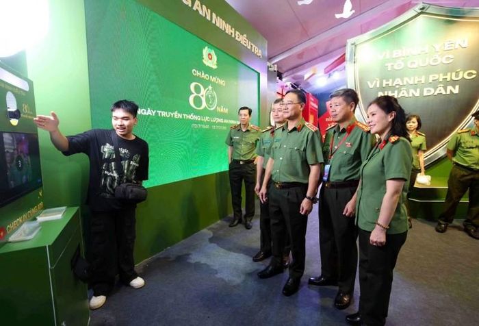 Thứ trưởng Bộ Công an Phạm Thế Tùng cùng các đại biểu tham quan triển lãm. Ảnh: Cổng TTĐT Bộ Công an.