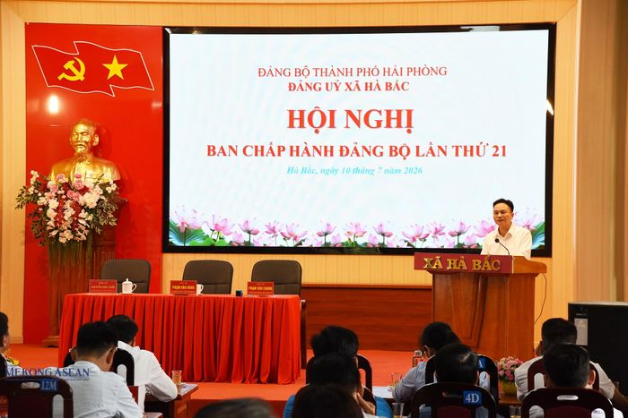 Ông Phạm Văn Hùng, Bí thư Đảng ủy, Chủ tịch HĐND xã Hà Bắc phát biểu tại hội nghị. Ảnh: Phùng Nguyện/Mekong ASEAN.