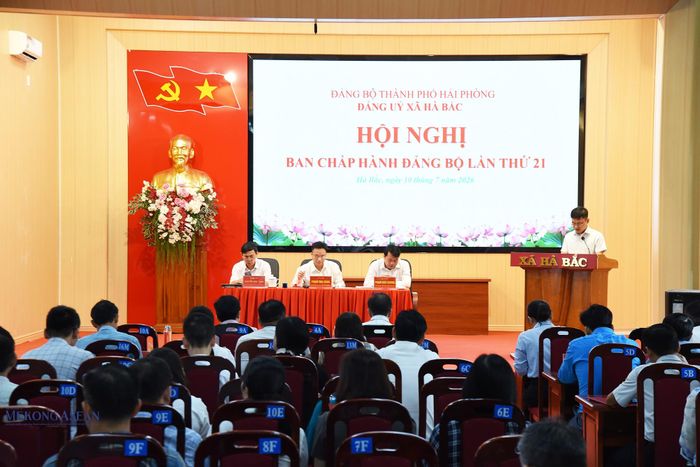 Ông Phạm Văn Hùng, Bí thư Đảng ủy, Chủ tịch HĐND xã Hà Bắc; ông Phạm Văn Chung, Phó Bí thư Thường trực Đảng ủy xã Hà Bắc; ông Nguyễn Anh Tuấn, Phó Bí thư Đảng ủy, Chủ tịch UBND xã Hà Bắc chủ trì hội nghị. Ảnh: Phùng Nguyện/Mekong ASEAN.