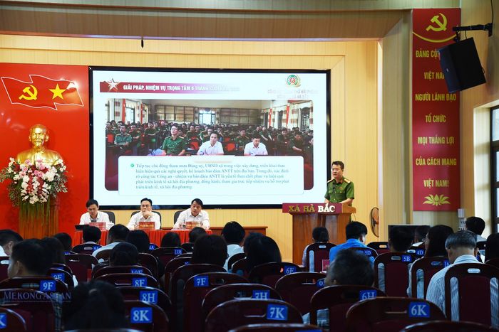 Đại diện Công an xã Hà Bắc phát biểu tham luận tại hội nghị. Ảnh: Phùng Nguyện/Mekong ASEAN.
