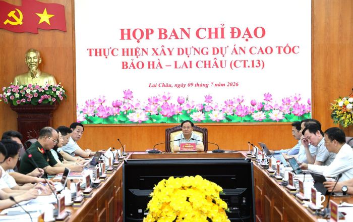 Đồng chí Lê Minh Ngân, Ủy viên Ban Chấp hành Trung ương Đảng, Bí thư Tỉnh ủy, Chủ tịch HĐND tỉnh, Trưởng Ban Chỉ đạo Dự án cao tốc Bảo Hà - Lai Châu chủ trì cuộc họp.