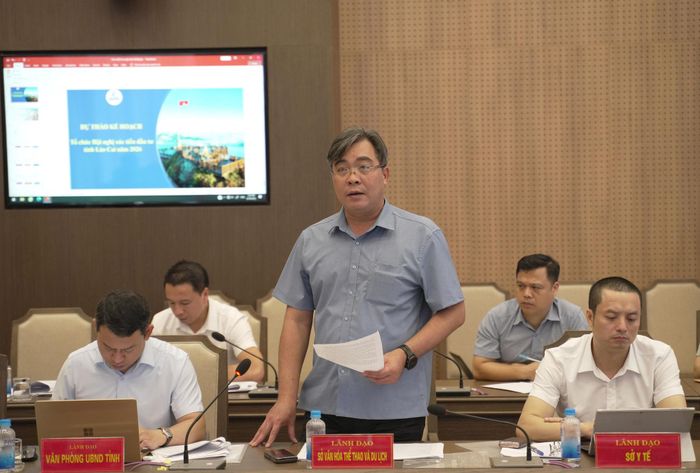 Giám đốc sở Văn hóa, Thể thao và Du lịch tỉnh Lào Cai - Nông Việt Yên phát biểu đề xuất nội dung nhằm hoàn thiện công tác chuẩn bị Hội nghị xúc tiến đầu tư tỉnh Lào Cai năm 2026.