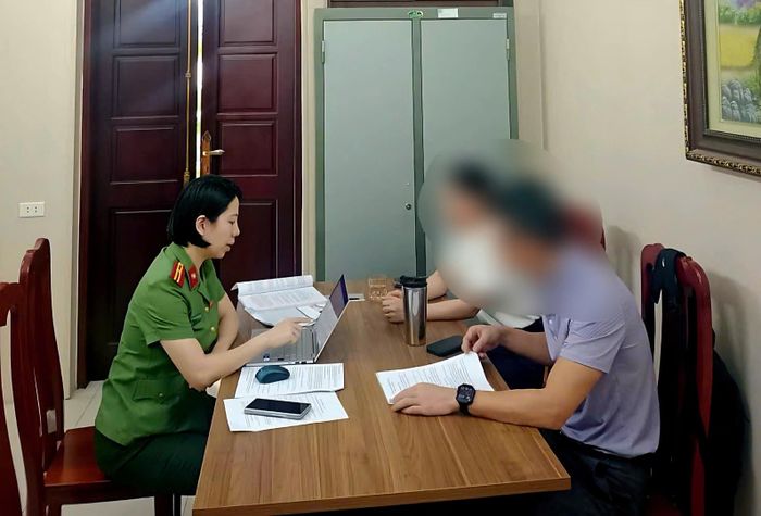 Lực lượng chức năng làm việc với đại diện Công ty cổ phần đào tạo AMES chi nhánh Hà Nội để xác minh các sai phạm liên quan đến hoạt động đào tạo và chấp hành quy định pháp luật.