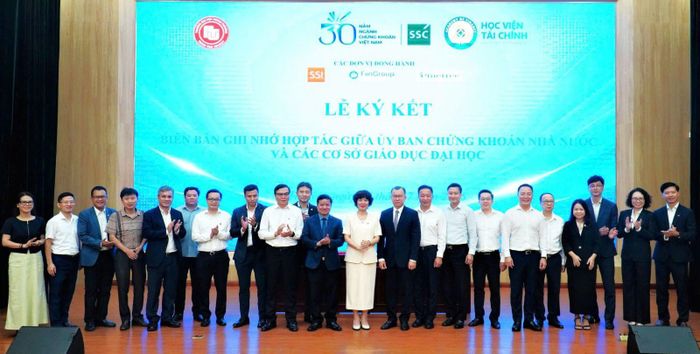 Các đại biểu chụp ảnh lưu niệm tại buổi lễ ký kết