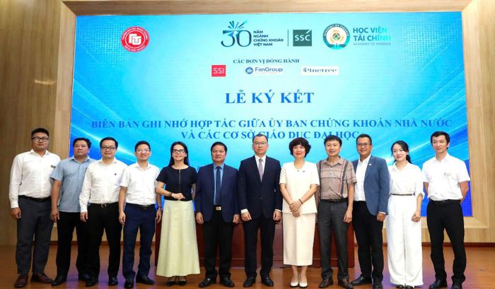 Đại diện Ủy ban Chứng khoán Nhà nước và đại diện các cơ sở giáo dục đại học thực hiện nghi thức ký kết Biên bản ghi nhớ hợp tác