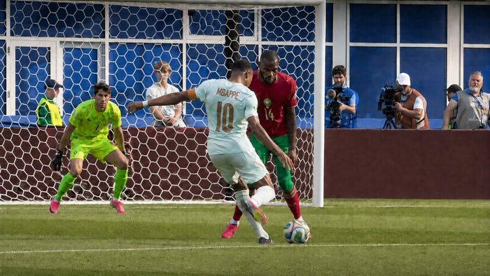 Pha cứa lòng ghi bàn mở tỷ số của Mbappe