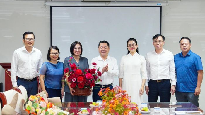 Phó Thống đốc Nguyễn Ngọc Cảnh cùng tập thể lãnh đạo các vụ, cục, đơn vị tặng hoa chúc mừng bà Nguyễn Thị Trà Vi