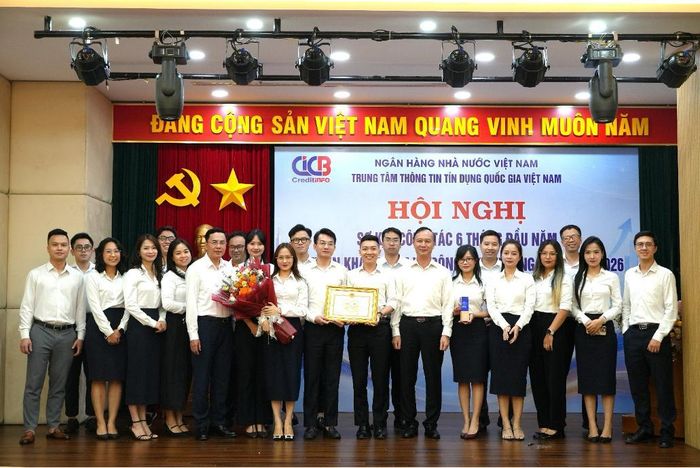 Ban Lãnh đạo trao bằng khen cho đội thi của CIC đạt thành tích tại Hội thi Chuyển đổi số ngành Ngân hàng 2026