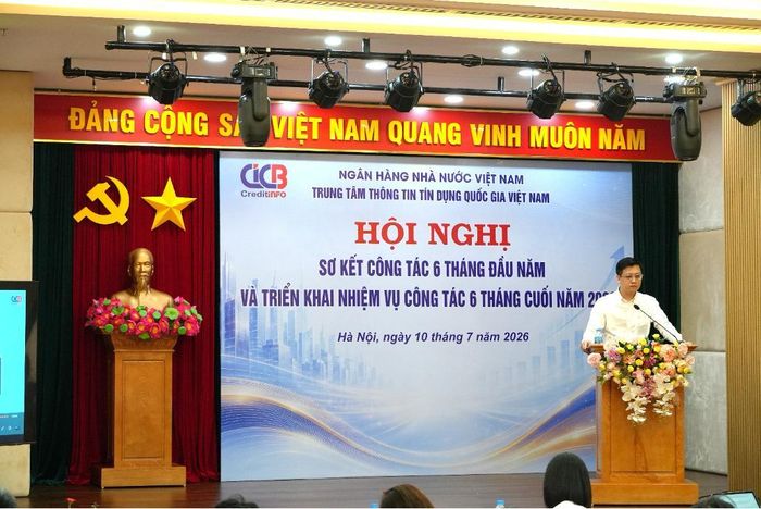 Đại diện các phòng, ban trình bày tham luận tại Hội nghị