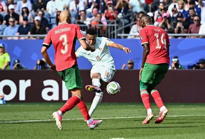 Tờ ESPN tán thưởng đây là khoảnh khắc thiên tài của tiền đạo người Pháp. Ảnh: Reuters.