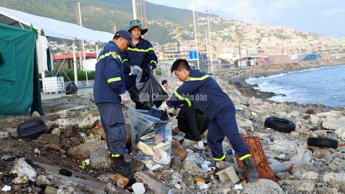 ... và dọn dẹp dọc dải bờ biển La Guaira - nơi doanh trại đóng quân dã chiến của Đội đang tọa lạc.