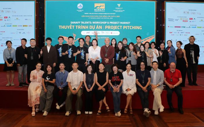 Học viên và các cố vấn quốc tế chụp ảnh lưu niệm tại lễ bế mạc hạng mục Xưởng kịch bản trong khuôn khổ DANAFF IV