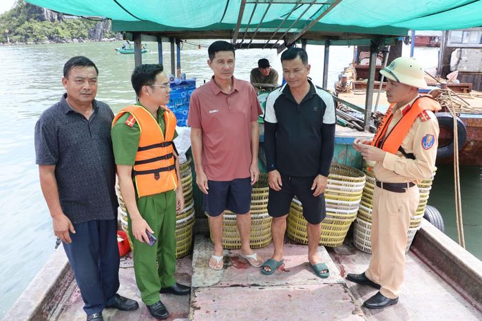 Ông Nguyễn Văn Dũng, thuyền trưởng tàu cá QN 90299 TS ( người đứng giữa ảnh) bày tỏ tin tưởng rằng, địa bàn ổn định sẽ thu hút khách du lịch, nhà đầu tư đến với Quảng Ninh, như vậy đời sống người dân sẽ ngày càng tốt hơn.