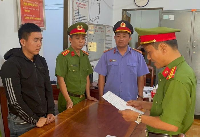 Cơ quan CSĐT tống đạt quyết định tố tụng đối với bị can Lê Quốc Kỳ.