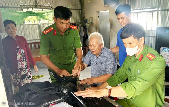 Công an xã Vĩnh Hậu đến tận nhà cấp căn cước cho ông Lê Hồng Phúc, ấp Vĩnh Bình.