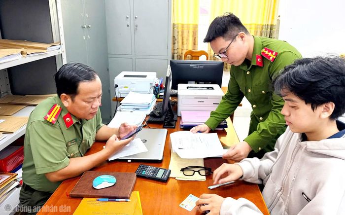 Công an xã Tân Hưng hướng dẫn người dân thực hiện các thủ tục dịch vụ công trực tuyến tại Bộ phận tiếp nhận và trả kết quả đơn vị.