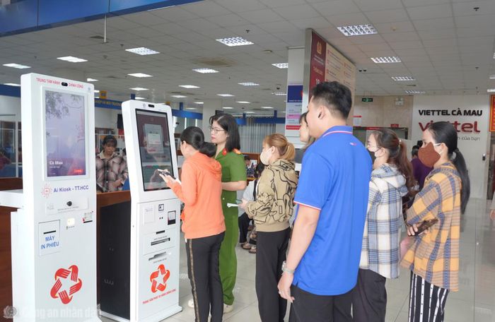 Người dân thực hiện giải quyết thủ tục hành chính và trải nghiệm các tính năng trên Kiosk tại Trung tâm giải quyết thủ tục hành chính công tỉnh.
