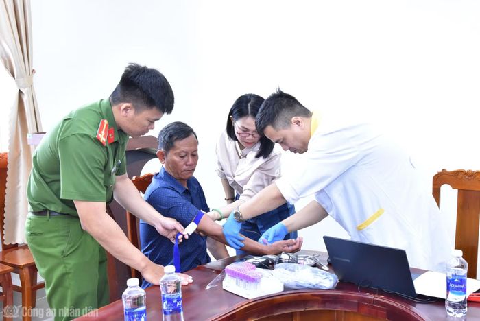 Công an Cà Mau phối hợp thu nhận mẫu ADN thân nhân liệt sĩ chưa xác định danh tính.