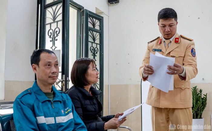 Người dân đi làm thủ tục cấp, đổi cứu giấy phép lái xe.