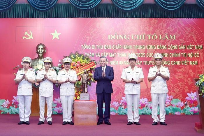 Tổng Bí thư, Chủ tịch nước Tô Lâm thăm và gặp mặt cán bộ chiến sĩ Cục An ninh chính trị nội bộ nhân kỷ niệm 80 năm Ngày truyền thống Công an nhân dân Việt Nam.