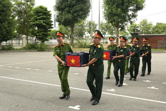  Viện Khoa học hình sự tiếp nhận các mẫu sinh phẩm hài cốt liệt sĩ từ Đoàn công tác của Bộ Chỉ huy Quân sự tỉnh Cà Mau. 
