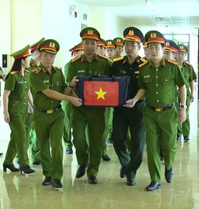 Thiếu tướng Nguyễn Tiến Nam, Viện trưởng Viện Khoa học hình sự; Đại tá Đặng Văn Đoàn, Phó Viện trưởng Viện Khoa học hình sự tiếp nhận mẫu sinh phẩm hài cốt liệt sĩ từ Đoàn công tác của Bộ Chỉ huy Quân sự tỉnh Cà Mau.