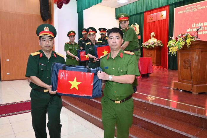  Việc tiếp nhận mẫu sinh phẩm hài cốt liệt sĩ đối với cán bộ, chiến sĩ Viện Khoa học hình sự là mệnh lệnh từ trái tim. 