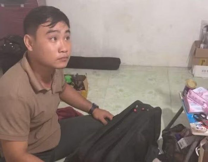 Phạm Thế Tạo cùng tang vật.