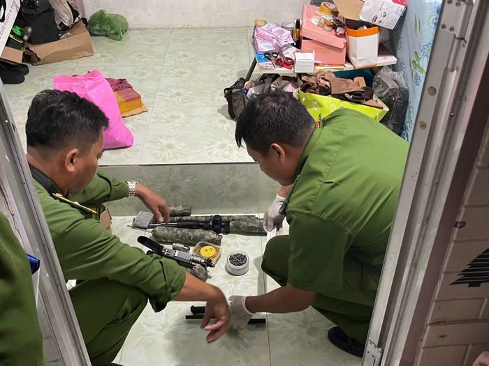 Cơ quan Công an khám xét, thu giữ vật chứng.