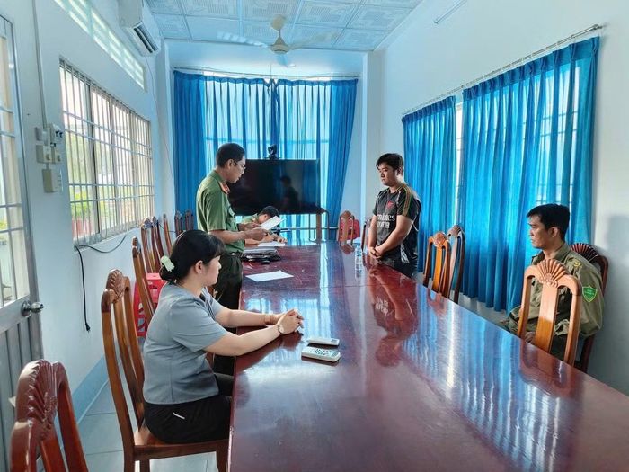 Cơ quan An ninh điều tra tống đạt quyết định tố tụng với bị can Nguyễn Tấn Phát.
