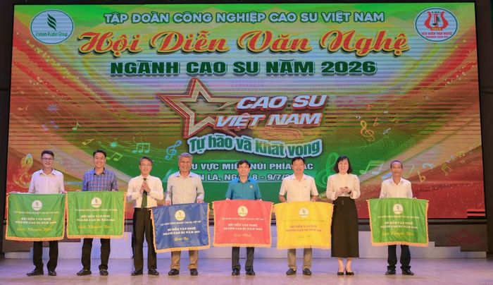 Ban Tổ chức trao giải tập thể cho các đơn vị.