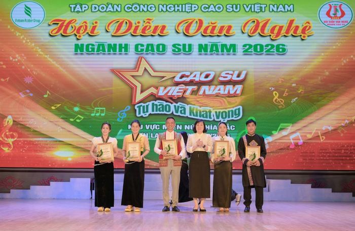 Ban Tổ chức trao Huy chương Vàng cho các tiết mục.
