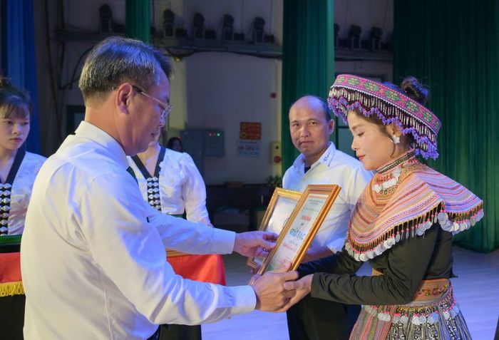 Lãnh đạo Tập đoàn Công nghiệp Cao su Việt Nam trao giải cho thí sinh.