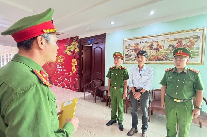 Cơ quan điều tra tiến hành tống đạt các quyết định đối với Trần Đình Hải.