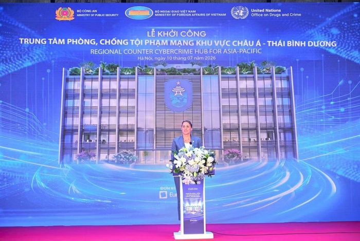 Bà Delphine Schantz (Del-phin Shan), Trưởng đại diện UNODC khu vực Đông Nam Á – Thái Bình Dương phát biểu tại buổi lễ.