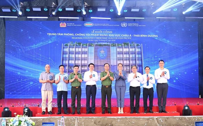 Các đại biểu tham dự buổi lễ.