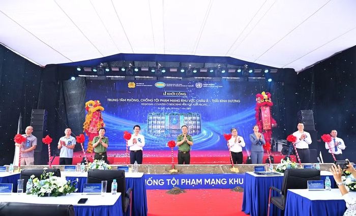Thứ trưởng Bộ Công an Phạm Thế Tùng; Thứ trưởng Bộ Ngoại giao Lê Anh Tuấn; ông Trương Việt Dũng, Phó Chủ tịch UBND TP Hà Nội; bà Delphine Schantz, Trưởng Đại diện Cơ quan Liên hợp quốc về Phòng, chống Ma túy và Tội phạm khu vực Đông Nam Á - Thái Bình Dương và các lãnh đạo thực hiện nghi thức khởi công.
