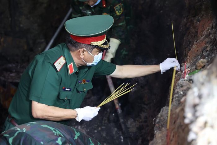 Thiếu tướng Trần Chí Tâm, Phó Chính ủy Quân khu 7, thắp hương tại hố đào tìm kiếm, quy tập hài cốt liệt sĩ.
