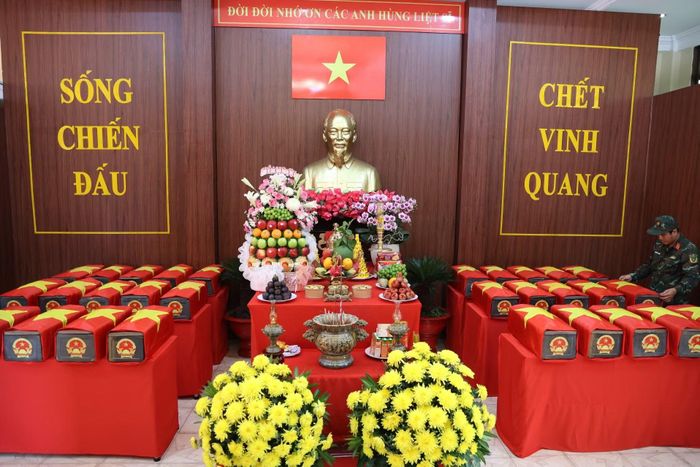 Chỉ tính riêng trong buổi sáng nay, lực lượng chức năng đã tìm kiếm và quy tập thêm được 13 bộ hài cốt liệt sĩ cùng nhiều di vật.