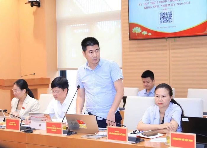 Đại diện Ban Tuyên giáo và Dân vận Thành ủy Hà Nội trao đổi, định hướng thông tin về kỳ họp tại Hội nghị.